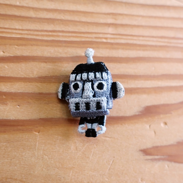 LM (エルム） / ブローチ ロボット (ブラック) / 立体刺繍アクセサリー