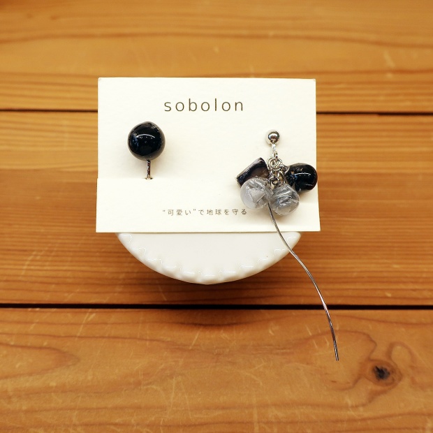 sobolon / イヤリング ぶどうアシンメトリー