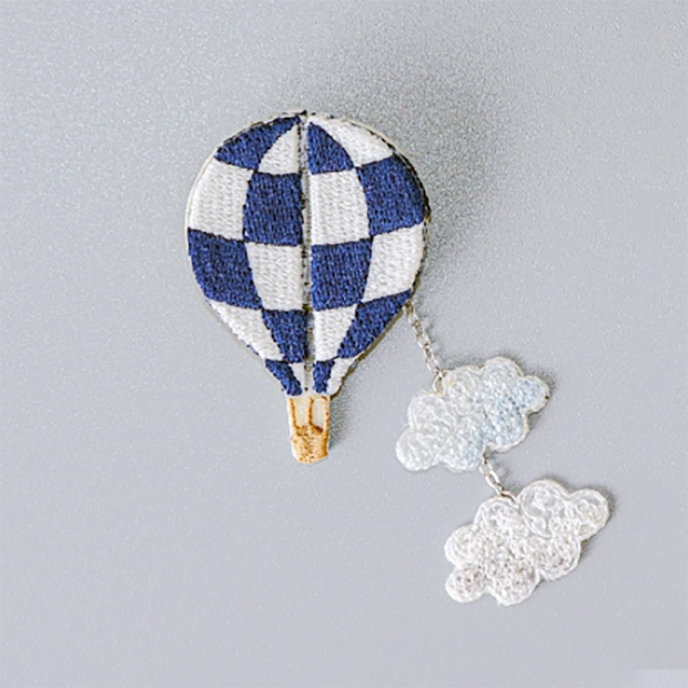LM (エルム) / ブローチ 気球 ネイビーブルー / 立体刺繍アクセサリー Baloon 雲